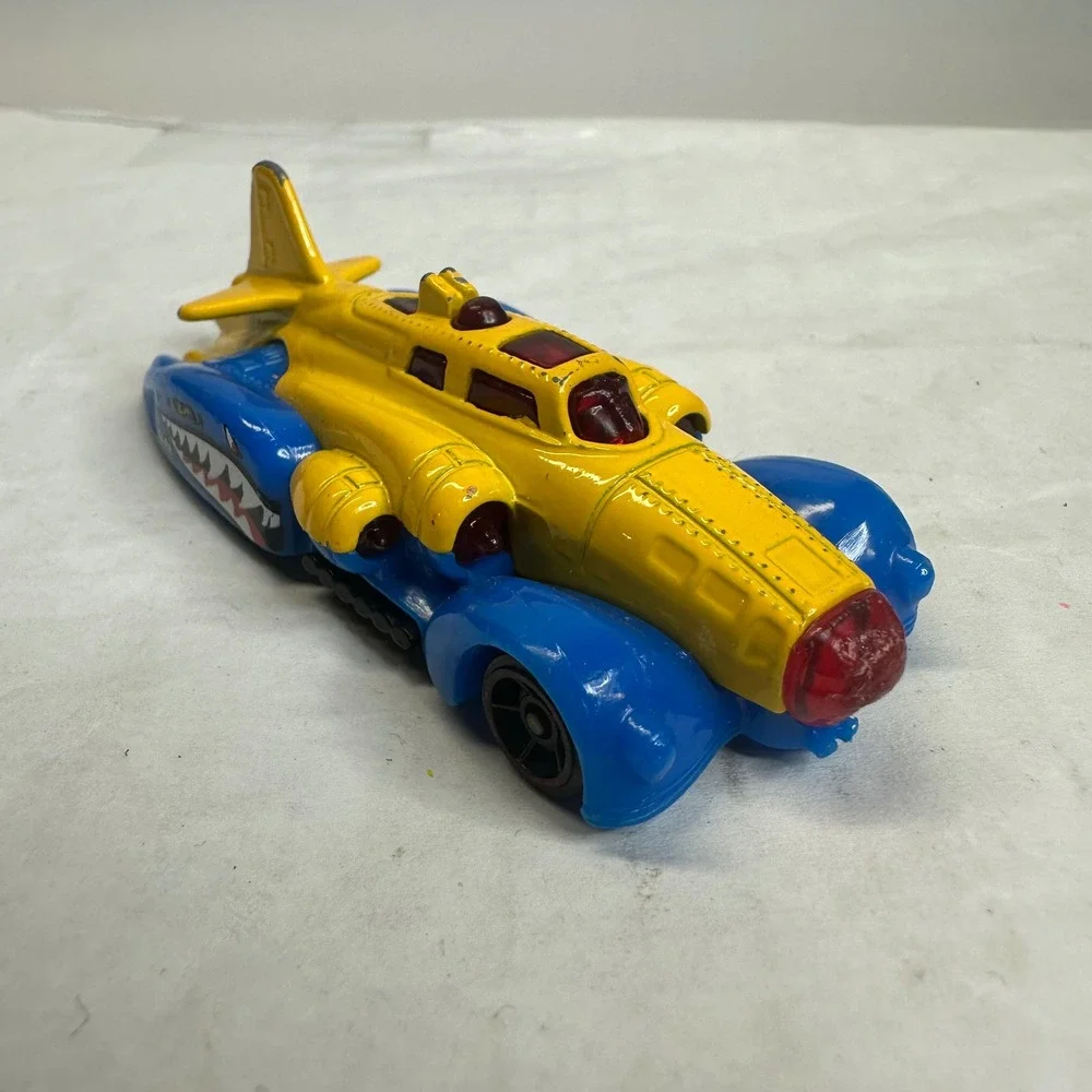 Hot Wheels Fast Fortress 2014‎ Yellow Blue Shark Mouth Diecast Fantasy Car
